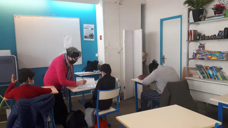 Une enseignante d'AFI Colombes accompagne un enfant pendant un cours d'arabe