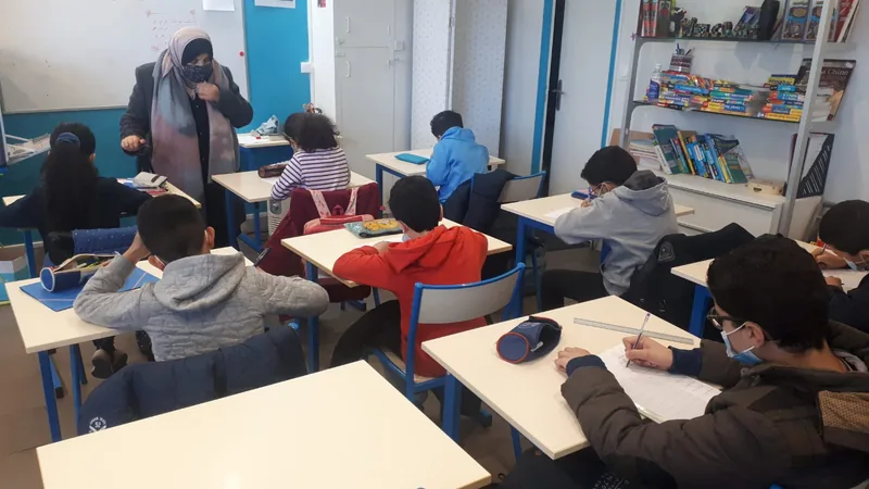Classe de niveau 2 : les élèves écrivent en arabe pendant le cours