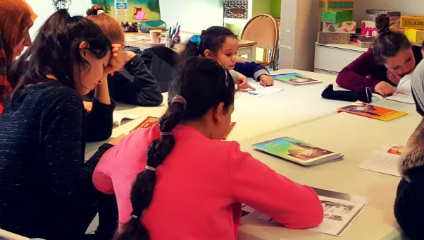 Enfants en cours d'arabe à AFI Colombes, concentrés sur leurs livres